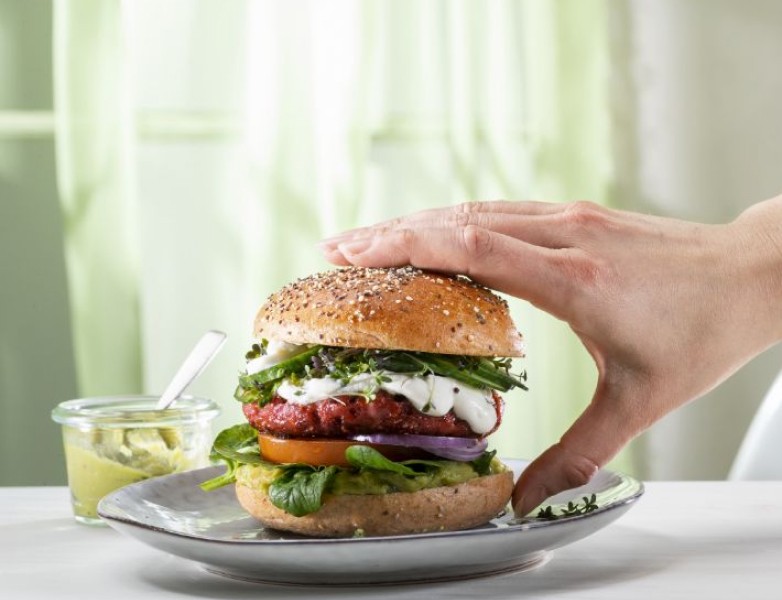 The Green Mountain - Veganer Burger angerichtet auf einem Teller